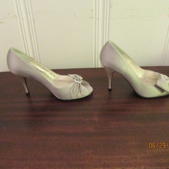 Stuart Weitzman pale silver satin pumps with rhinestone circle Stunning - Picture 4 of 8
